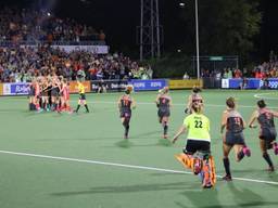 De hockeydames vieren het bereiken van de finale. (foto: Twitter/Johnny van Bochove