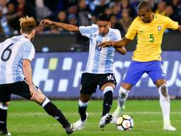 José Luis Gomez (midden) tijdens een interland tegen Brazilië. (Foto: VI Images)