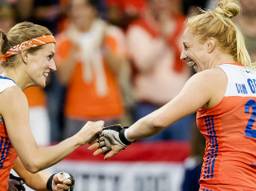 Carlien Dirkse van den Heuvel en Margot van Geffen vieren de 2-0. Foto: ANP