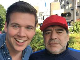 Ook verslaggever Maarten van den Hoven maakte een selfie met Maradona (Foto: Twitter Maarten van den Hoven)
