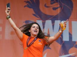 Daniëlle van de Donk geniet tijdens de huldiging (foto: VI Images).