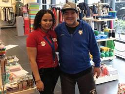 Dorah (18) op de foto met Maradona. (Foto: HEMA Mierlo)