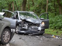 De twee auto's botsten frontaal op elkaar. Foto: Alexander Vingerhoets