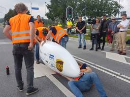 Fiets rijdt met 83 kilometer per uur over de snelweg, studenten testen supersnelle fiets 