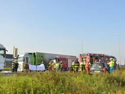 Drukte van belang na het ongeluk (foto: Diederik Cools/Stuve fotografie)