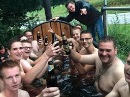 Het Leger des Pils geniet met een biertje van hun giertank-jacuzzi. (foto: Eva de Schipper)