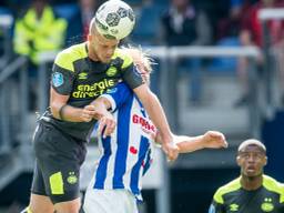 Jorrit Hendrix (l.,) in duel met Morten Thorsby van sc Heerenveen (Foto: VI-Images)