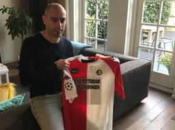 Anthony Lurling met zijn shirt uit het seizoen 2002/2003.