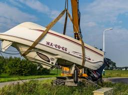 Boot moest worden weggetakeld (Foto: Marcel van Dorst)