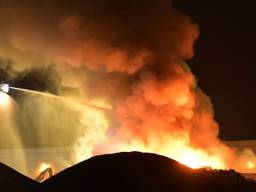 Brandweer is bezig met blussen van de brand (Foto: Sem van Rijssel)