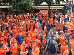 Oranje boven in Parijs (foto: Sjoerd van Fessem).