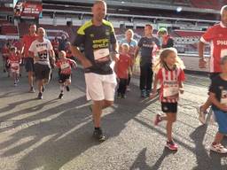400 kinderen rennen door het Philips Stadion 