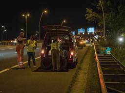 De band zorgde voor een ravage op de weg. (Foto: SQ Vision)