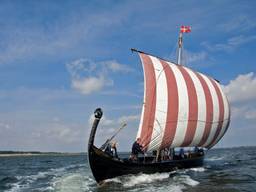 Vikingschip komt aan in het PreHistorisch Dorp Eindhoven  