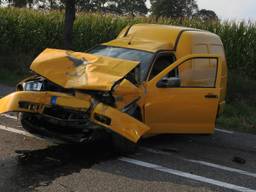 Het bestelbusje is zwaar beschadigd. (Foto:AS Media)