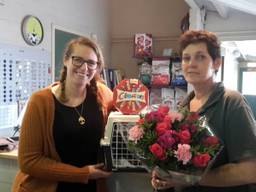 Emi Stikkelman (links) en Sandra van Rooij, met in het midden opgeborgen in een kooitje Doerak.