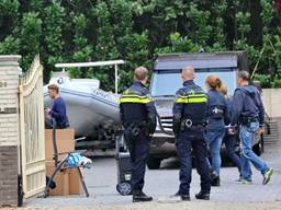 Foto Berry van Gaal: Agenten op het terrein van het woonwagenkampje aan de Steenovens in Westerhoven