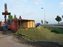 Door de gekantelde aanhanger ligt de weg in Etten-Leur vol met mais (Foto: GinoPress)