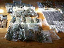 De gevonden drugs. (Foto: Politieteam Roosendaal)