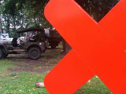 Een jeep en een rood kruis: symbolen van de viering van de bevrijding (foto: Arianne de Jong).