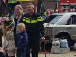 Het aanzoek van politieagent Jeroen aan zijn vriendin Mariska tijdens de veiligheidsmarkt in Drunen. Foto: Gemeente Heusden