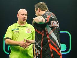 Michael van Gerwen en Adrian Lewis (foto: VI Images)