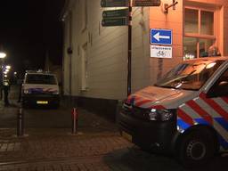 Politie bij het huis aan de Kerkstraat waar de broers werden overvallen. Foto: