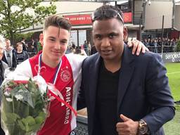 Zaakwaarnemer Stefano van Delden (rechts) naast Ajax-speler Mees de Wit. Foto: Stefano van Delden