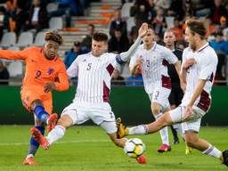 Steven Bergwijn in actie tegen Jong Letland (foto: VI Images).