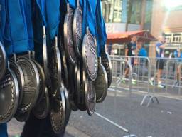 Lopers van de marathon krijgen toch een medaille. Foto: Floyd Aanen