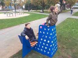 Charlie op de Buddy Bench