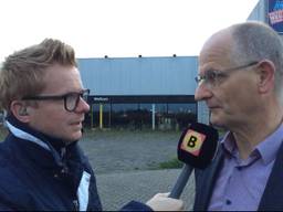 Verslaggever Floyd Aanen in gesprek met SGP'er Richard Tiemstra voor het beoogde pand