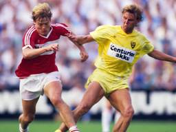 Stan Valckx als VVV'er (rechts) in actie tegen PSV's middenvelder Sören Lerby (foto: VI Images).