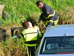 De man werd door de brandweer uit het water geholpen (Foto: Perry Roovers)