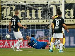 NAC-keeper Mark Birighitti kon de goal van Roda niet voorkomen (Foto: VI Images). 