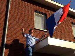 Frank Rovers hangt de vlag uit. 