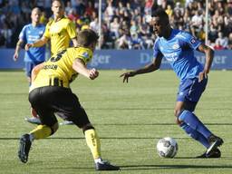 joshua Brenet (rechts) in actie tegen VVV (foto: VI Images).