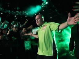 Michael van Gerwen baant zich een weg naar het podium. (Foto: Lawrence Lustig/PDC)