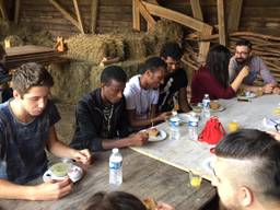 Vluchtelingen maken kennis met Nederlandse eetcultuur