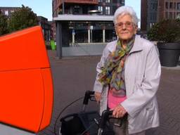 Met haar 90 jaar moet Jeanne Snijders altijd even bijkomen als ze eindelijk bij de brievenbus is gearriveerd.