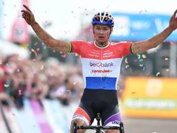 Mathieu van der Poel komt solo over de streep in Gieten (foto: VI Images).