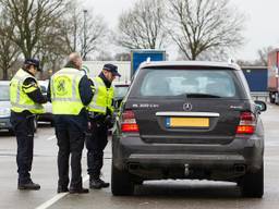 Agenten bij verkeerscontrole (Foto: politie)