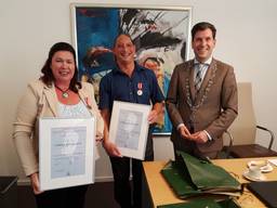 De twee helden Linda Oomen en Arthur Leendertz samen met de burgemeester. (Foto: Marrie Meeuwsen)