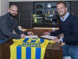 Hans Mulder tekent contract. Foto: RKC Waalwijk