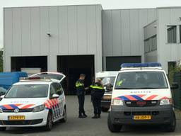 Veel politie voor de deur van het autoverhuurbedrijf (foto: Bart Meesters/Meesters Multi Media).