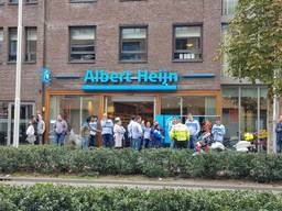 Personeel en klanten van Albert Heijn staan buiten te wachten (foto:Toby de Kort/De Kort Media)