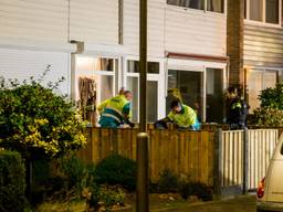 Het slachtoffer is naar een ziekenhuis gebracht. (Foto: Marcel van Dorst)
