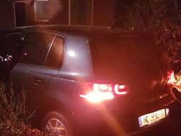De auto werd in een voortuin gevonden. Foto: politie Den Bosch