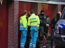 De politie valt binnen bij een flat aan de Griegstraat (Foto: DeKortMedia)