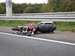 Een motorrijder knalde zaterdagochtend tegen een vrachtwagen (Foto: Christian Traets)